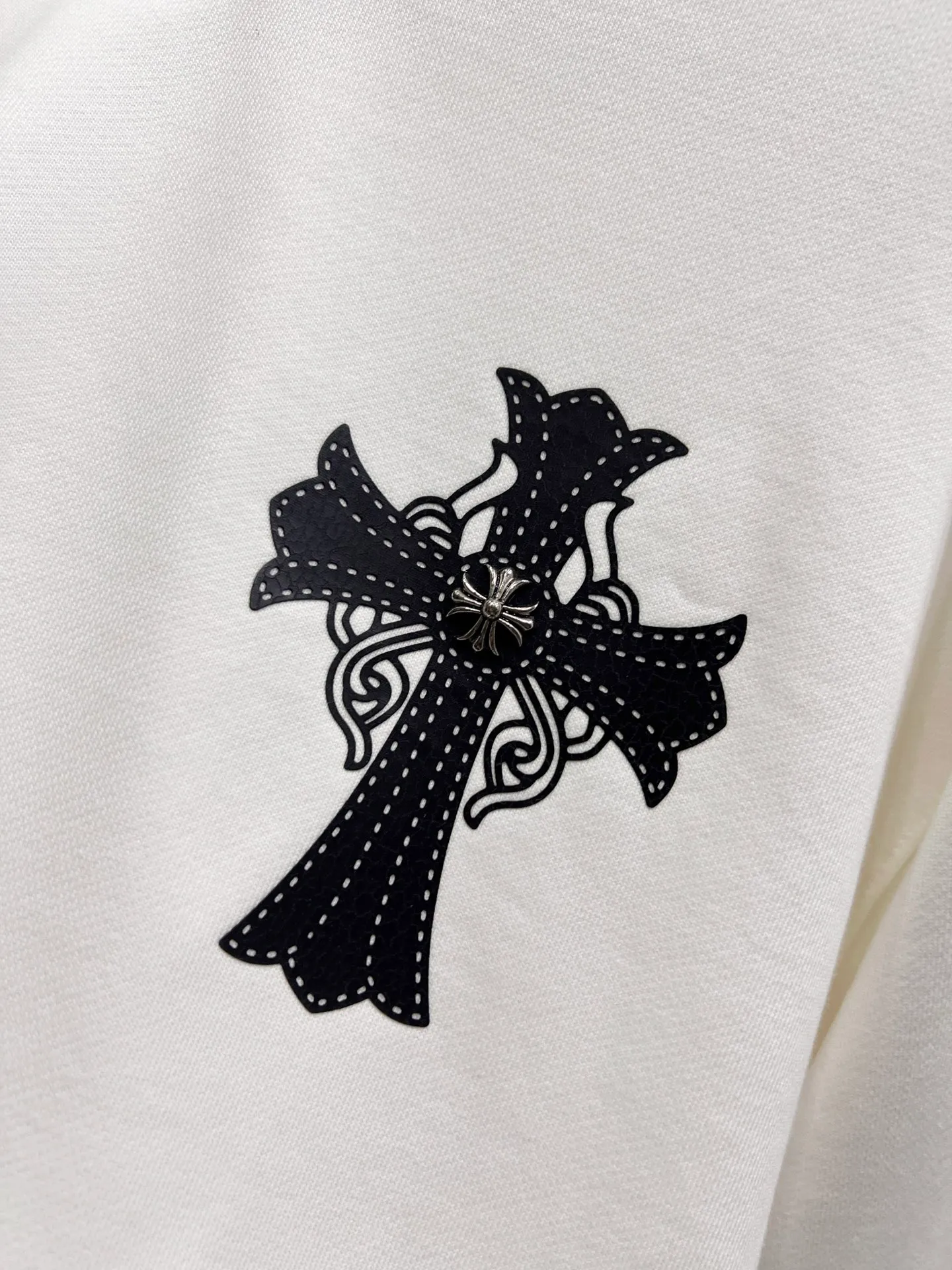 🅿️280 CH Crowe 2025 Autumn and Winter New Style Round Neck Long Sleeve Sweater Cross Patch Leather + Customized Hardware Metal Horseshoe Sanskrit Characters + Middle Eastern Australian Diamond Design Craftsmanship The real thing is great🔥Same style for men and women, loose version Size S M L XL XXL Five sizes Black White
